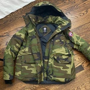 Canada Goose Womens Camo jacket - large - removable hood